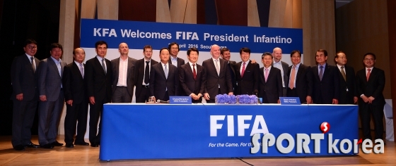 FIFA와 KFA 임원 기념촬영
