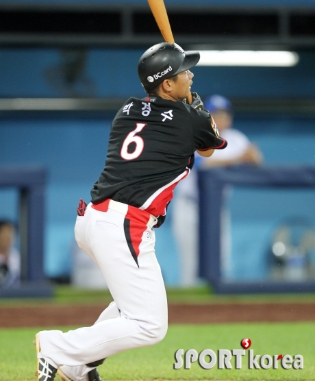 박경수 `연타석 홈런으로 역전`