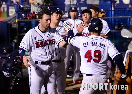 민병헌, 시즌 11호 쐐기 스리런 홈런