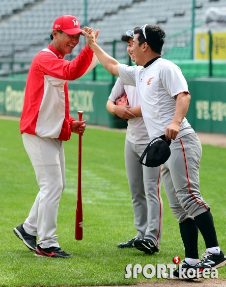 정근우 `후쿠하라 코치와 하이파이브~`