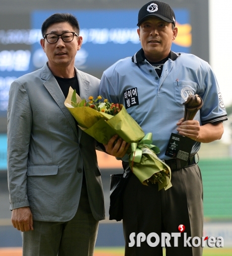 `한대화 경기 감독관과 기념촬영을 하는 이민호 심판`