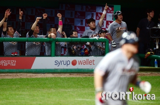 김태균의 역전포에 더그아웃은 축제분위기!