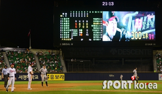 `역대 10호 개인 통산 300 도루를 성공시킨 박용택`