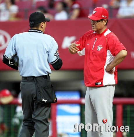 김용희 감독 `박정권 타구는 파울 아닌가요?`