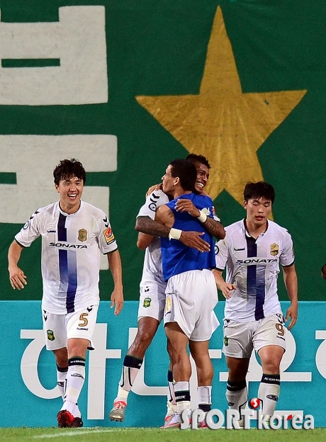 로페즈 멀티골로 서울에 3-2 승리