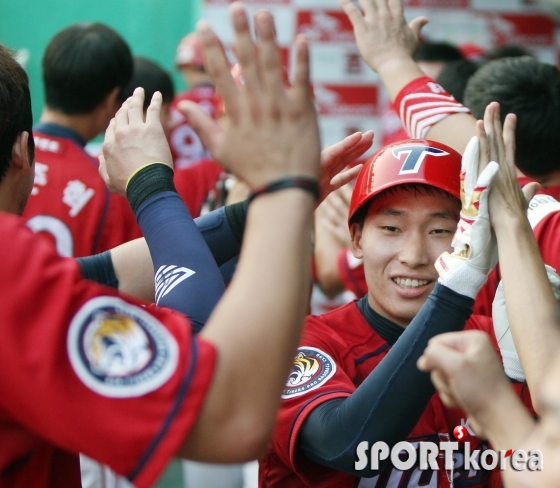 선제 투런포 김호령 `하이파이브 나누며 미소 활짝`