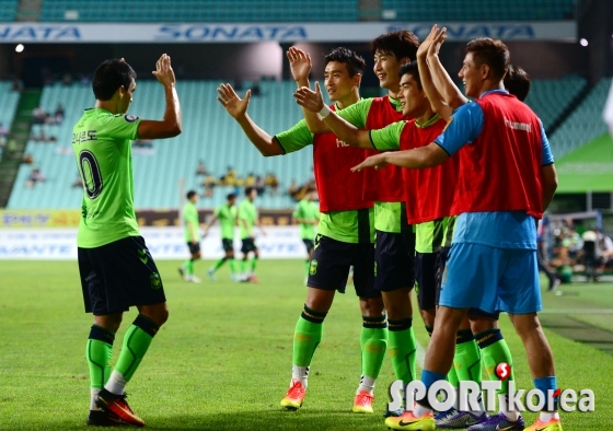 쐐기골 레오나르도 `동료들과 축하~`