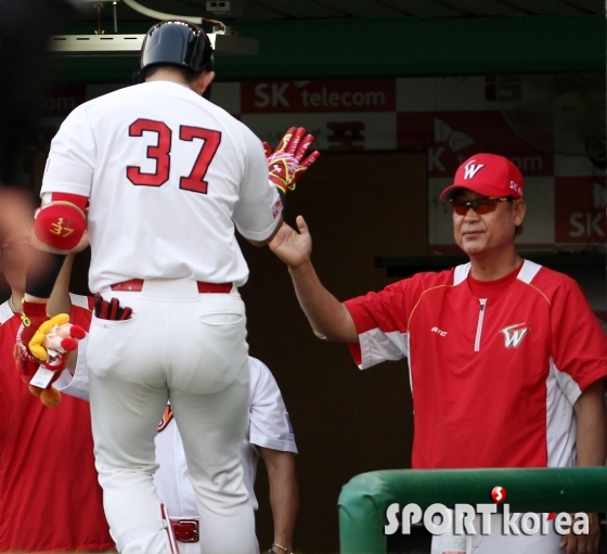 김용희 감독 `정의윤 동점포 좋았어`