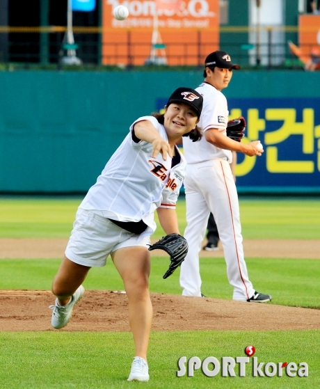 이민영 프로 `화끈한 시구`