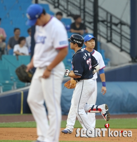 김재환 `김기태 상대로 스리런`