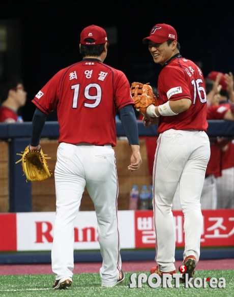 맏형 최영필, 김주찬과 함께 덕아웃으로