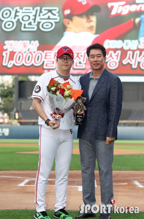 KBO 통산 1,000탈삼진 양현종, 김시진 감독관으로 부터 수상