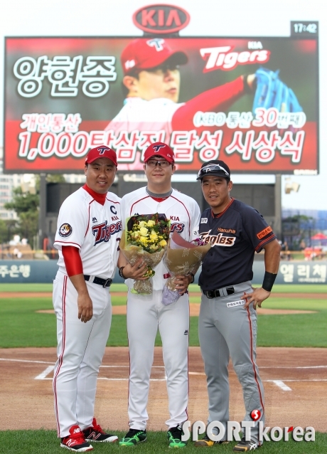 이범호-정근우 `양현종 1,000탈삼진 축하 꽃다발 전달`