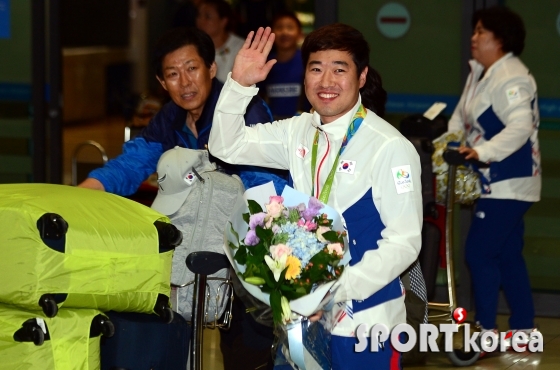 김종현 `은메달을 목에 걸고 손인사!`