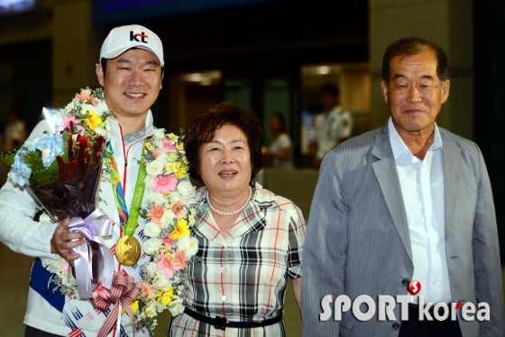 올림픽 3연패 진종오 `부모님과 짜릿한 금빛포즈!`