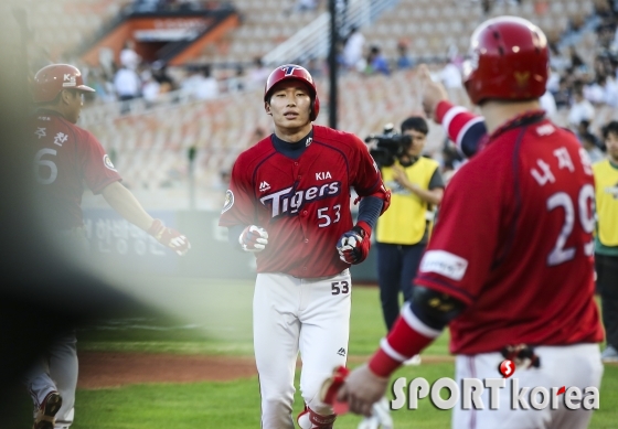 축하 받는 김호령