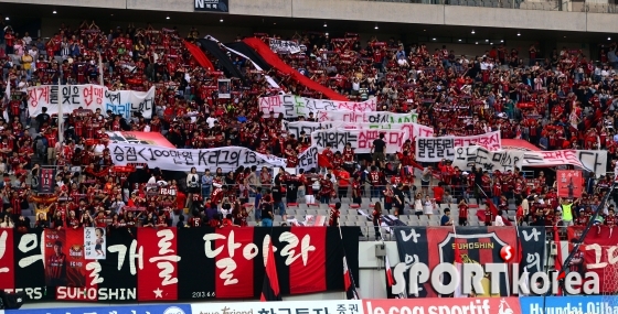 `전북 현대 매수 사건에 대해 항의의 걸개를 보이는 FC 서울 서포터들`