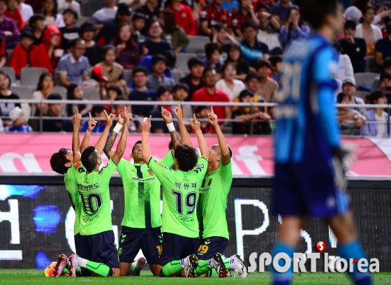 `레오나르도의 두 번째 골을 자축하는 전북 현대 선수들`
