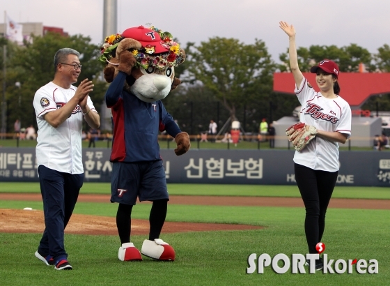 시구한 기보배 `야구팬 여러분 반갑습니다`