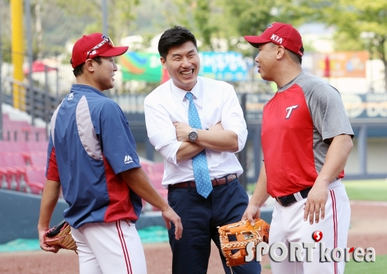 장성호 해설위원 ` 범호의 꽃다발 고마웠어`