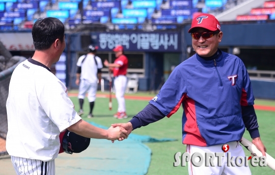 김기태 감독 `유지현 코치 오랜만이야`