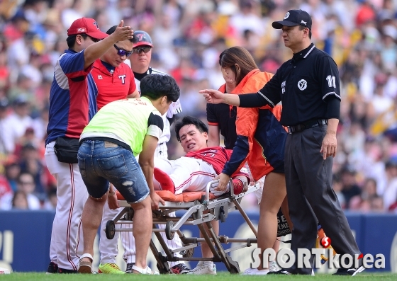 `발목 통증으로 병원으로 후송되는 백용환`