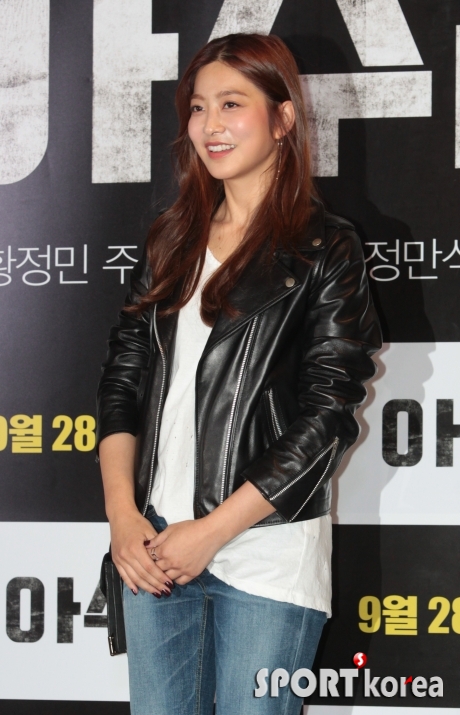 박세영 ` 블랙 재킷과 편안한 데님으로 완성된 패션`