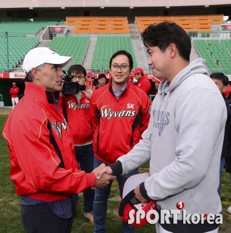 힐만 감독 `(김)동엽, 영어가 유창하네`