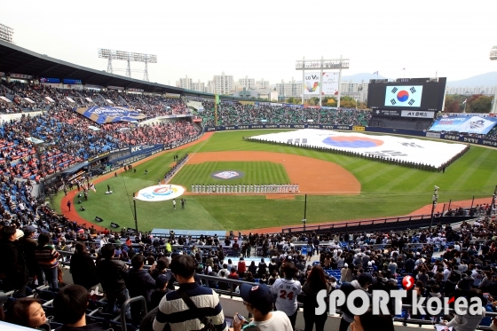 한국시리즈 화려한 개막