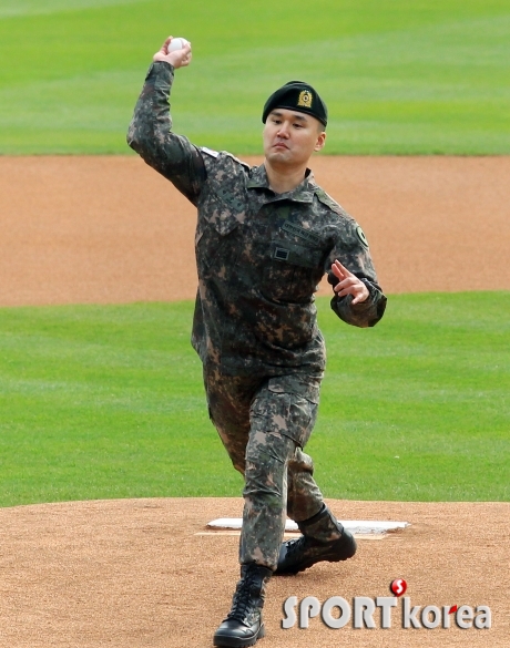 자원입대 박주원 상병  `한국시리즈 1차전 시구`