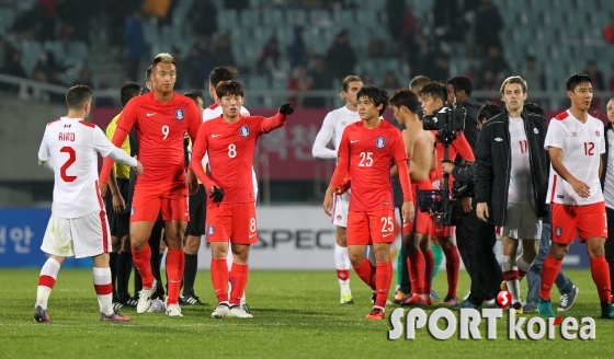 한국 `캐나다에 2-0 완승`