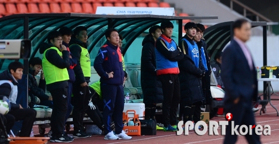 초조한 성남 FC 벤치