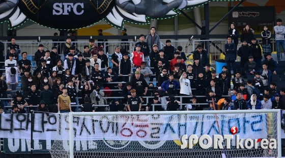 강등이란 현실에 망연자실한 성남 FC 서포터들