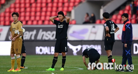 굳은 표정의 성남 FC 선수들