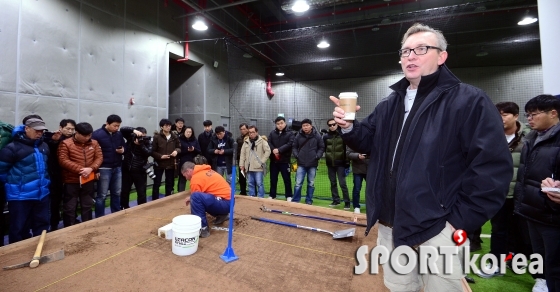 구장 관리에 대한 설명하는 머레이 쿡 자문위원