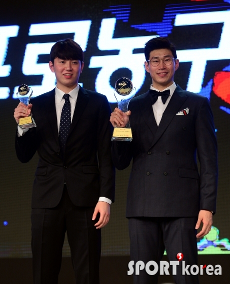 강상재-오세근 `신인선수와 MVP!`