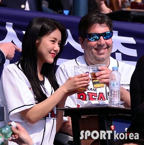 AOA 혜정-리퍼트 전 대사, `두산 승리를 위해 건배`