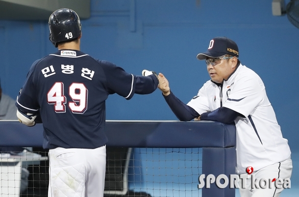 김태형 감독 ` 민병헌 홈런 축하해`