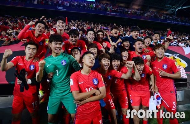 팬들과 함께 기쁨의 기념촬영을 하는 대한민국 대표팀