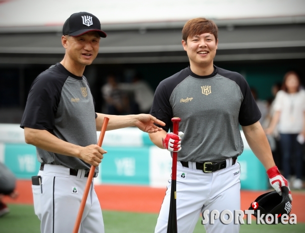 밝게 웃는 윤석민 `오늘부터 kt선수랍니다`