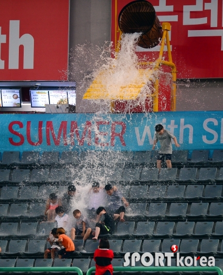 야구장에서 여름을 날릴 시원한 물 세례!