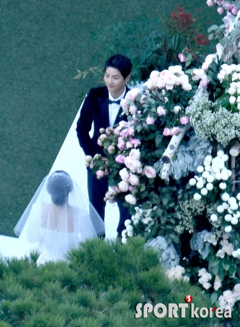 `한류스타` 송중기-송혜교 `세기의 결혼식`