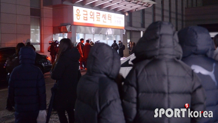 샤이니 종현의 사망에 안타깝게 응급실을 지키는 팬들
