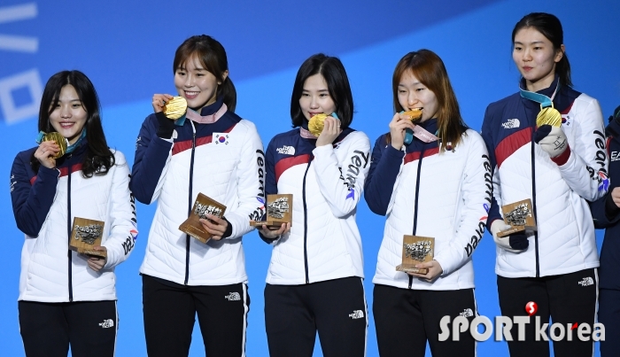 여자 쇼트트랙 3,000m 계주 금메달 시상식