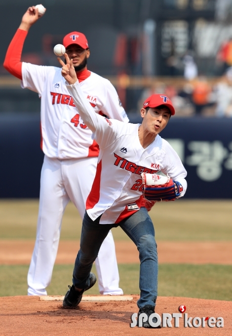 시구 유노윤호, 헥터 버금가는 포즈로