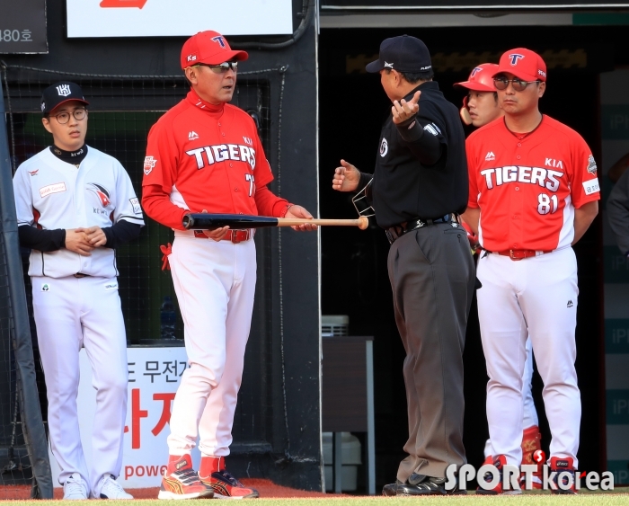 이영욱의 배트 이상 유무 확인하는 이영재 구심과 김기태 감독