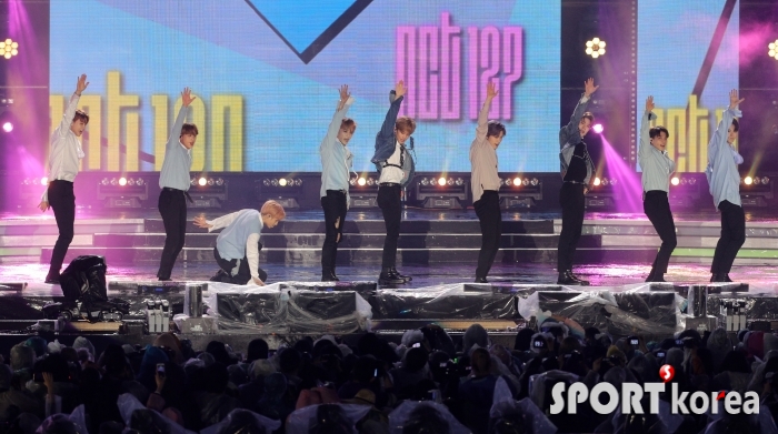 폭우에도 K-POP 사랑 `2018 드림콘서트` 4만5천팬
