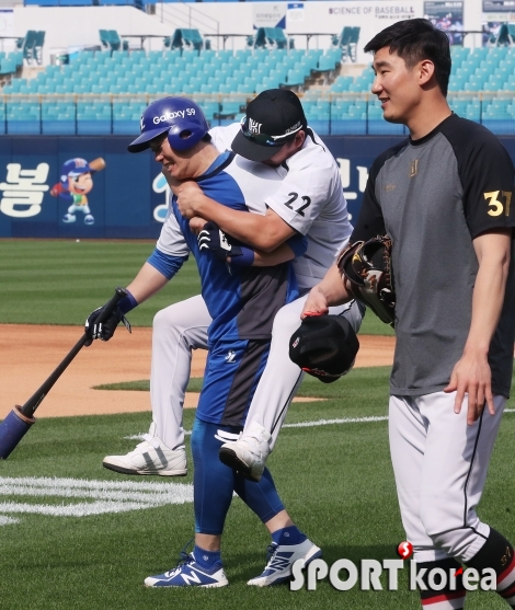 장성우 `이원석에 귀여운 장난`