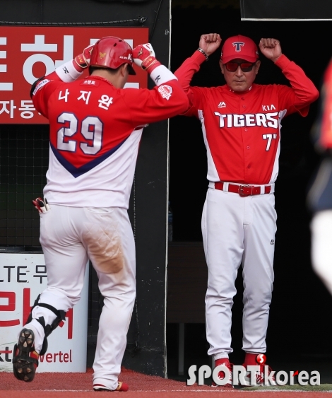 김기태 감독 `나지완 홈런 축하 세레머니`