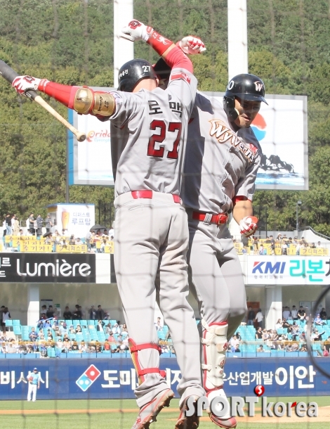 한동민 `첫 타석 투런포 세리머니`